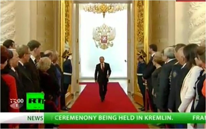 Ông Putin rảo bước vào phòng đại lễ nơi Tổng thống Medvedev và hàng trăm quan chức Nga đang đón chờ
